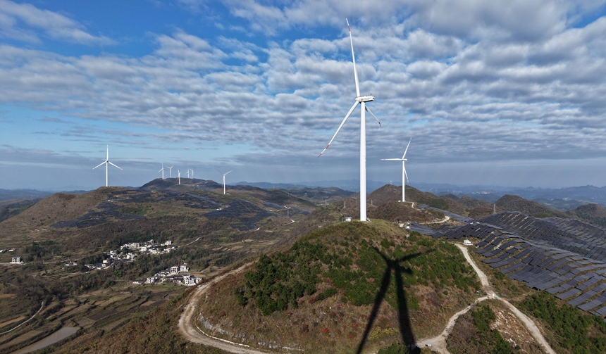 松桃苗族自治縣盤石鎮的風電項目和光伏項目。