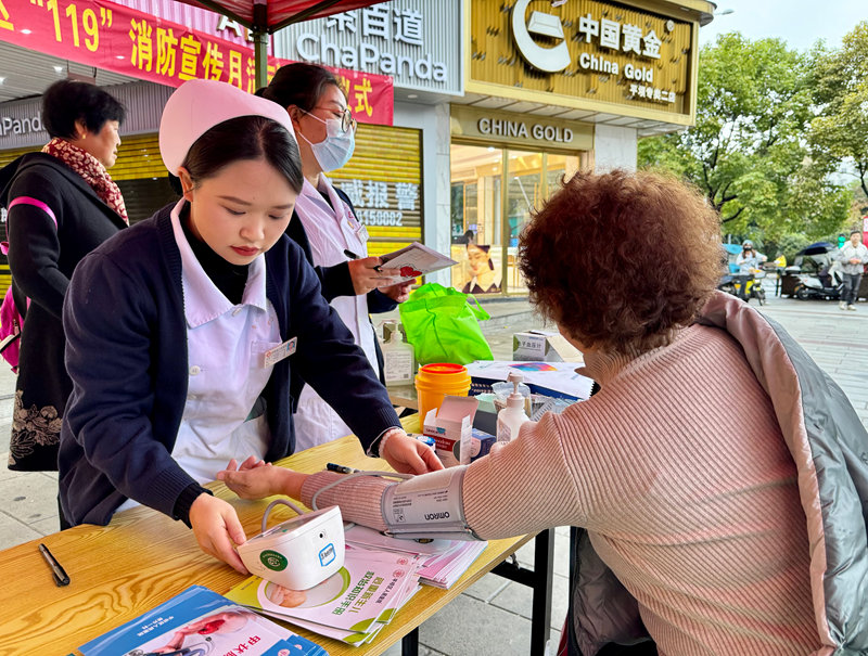 省級專家下沉基層 精準服務溫暖平壩。