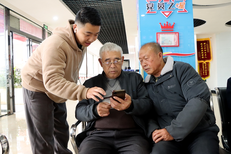 “智能輔導”讓銀發居民生活更便捷。