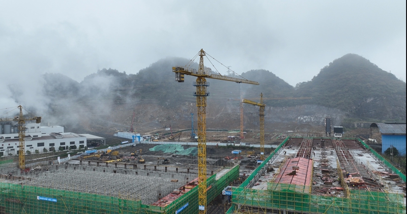 百聚醬酒產業園項目建設現場。彭垚攝