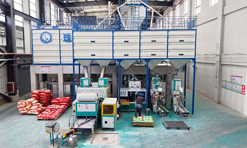 貴州宇強(qiáng)糧油有限公司正忙著加工大米 陳桂良攝.jpg