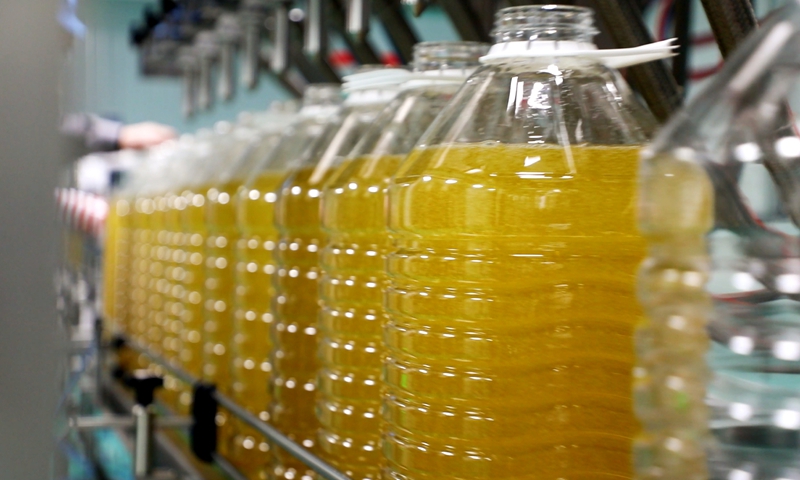 生產(chǎn)線上的油產(chǎn)品 陳桂良攝.jpg