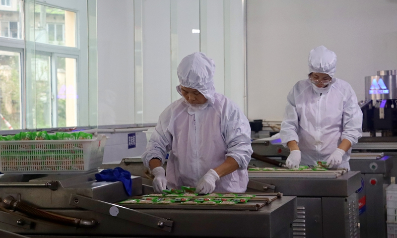 桐梓縣康利綠色食品有限公司生產(chǎn)車間正忙著生產(chǎn)方竹筍產(chǎn)品 王林愛(ài)攝.jpg