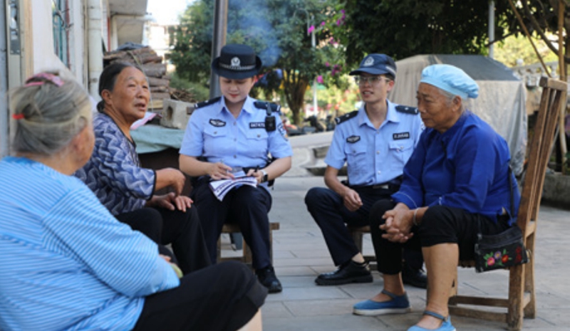 平塘縣公安局民警走訪群眾,調解糾紛.jpg