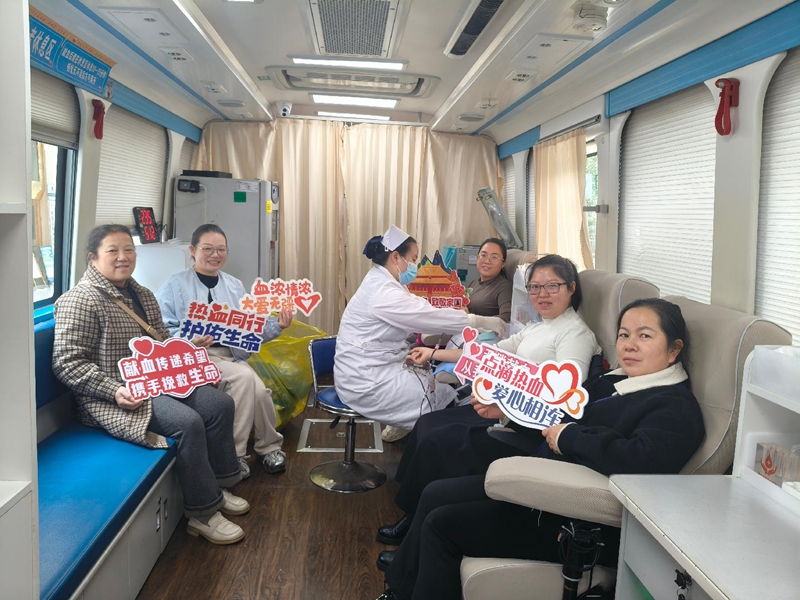 2025年11月11日施秉縣衛健系統干部職工積極參加無償獻血活動 (2).jpg