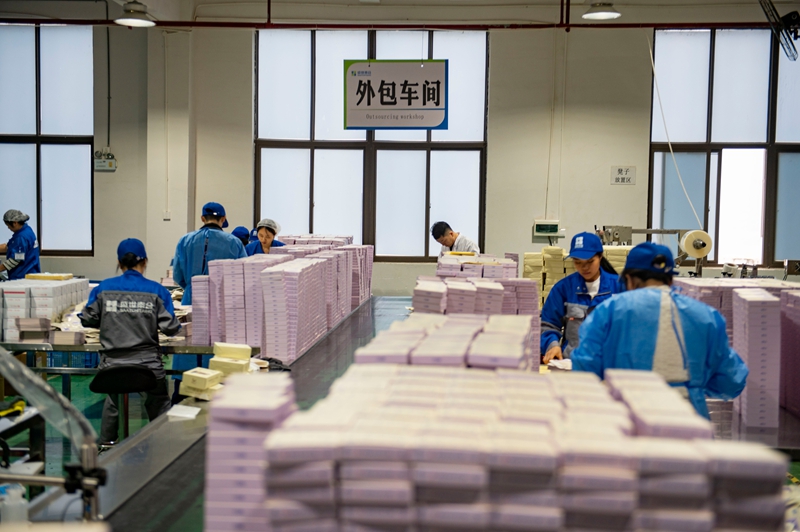 11月11日，在貴州省從江縣美娥工業(yè)園區(qū)的一家藥企，工人在生產(chǎn)車間趕制訂單。