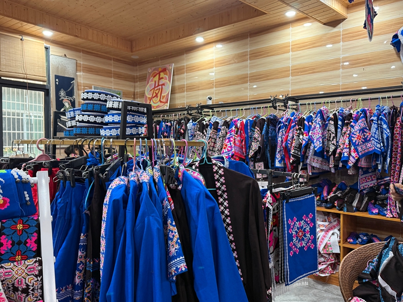 正鳳民族服裝加工廠展廳的苗族服飾。楊紅衣 攝.jpg