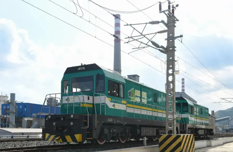 4 圖為貴州美錦華宇“煤—焦—氫”綜合利用示范項目上，正在試運行的氫能機車頭。聞雙 攝.jpg