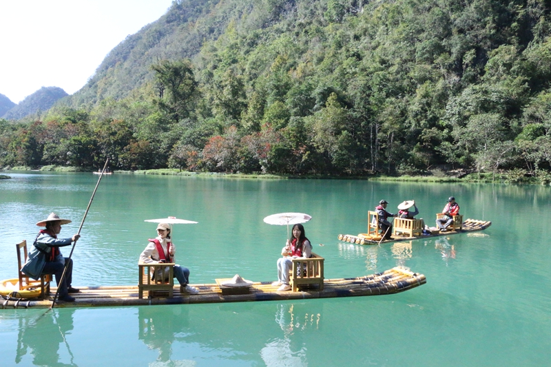 6 圖為游客坐竹筏.JPG