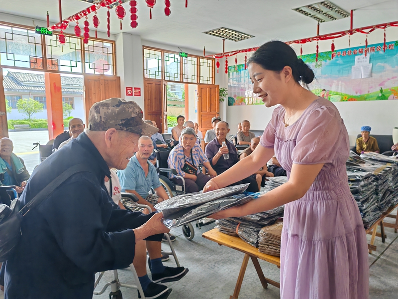 杜佳佳為福利院老人發(fā)放衣物