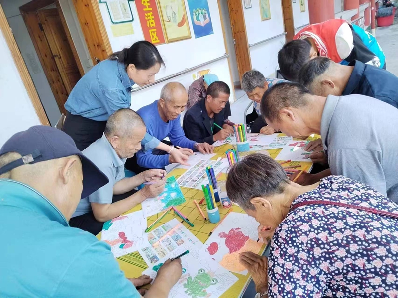 杜佳佳陪伴福利院老人繪畫。