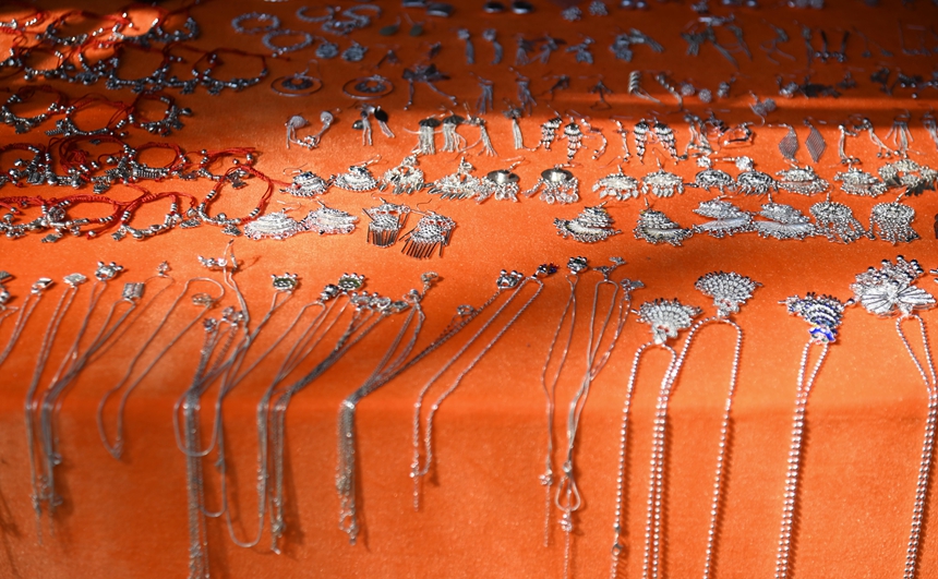 苗族銀飾展示。