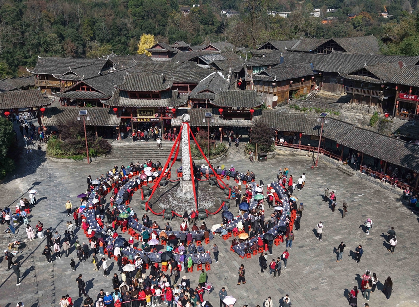 游客在歡慶苗年現場。