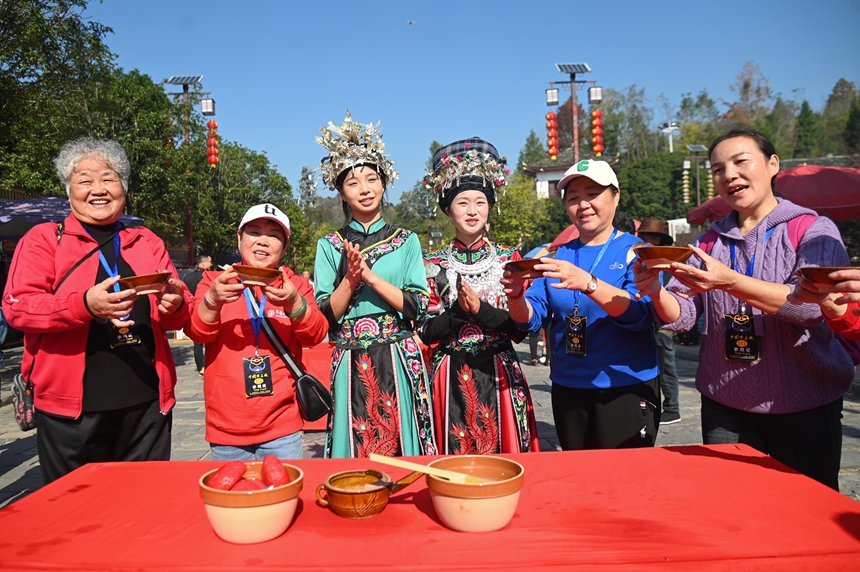 游客在品嘗十二道攔門酒。