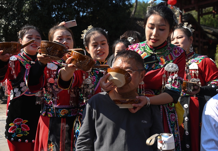 游客在體驗苗家高山流水。