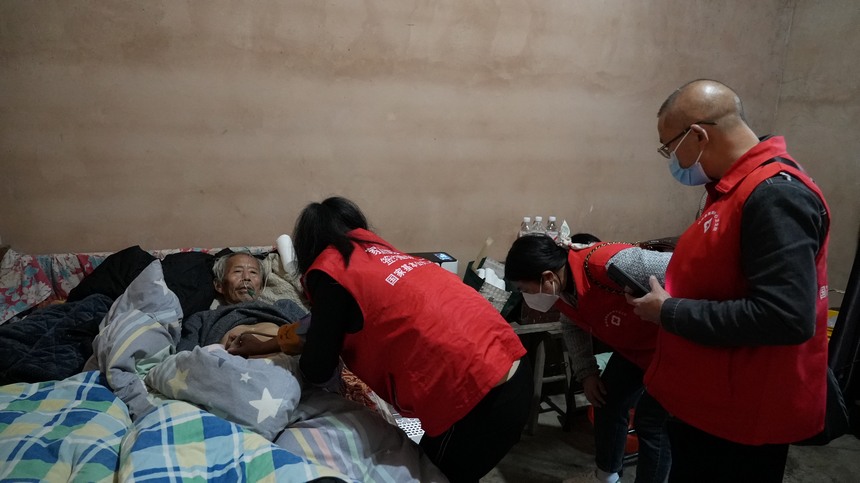 貴州鎮遠：“流動診室”守護老年健康。