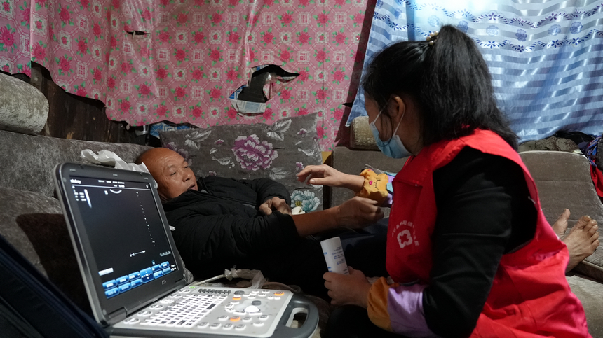 貴州鎮(zhèn)遠(yuǎn):“流動(dòng)診室”守護(hù)老年健康。