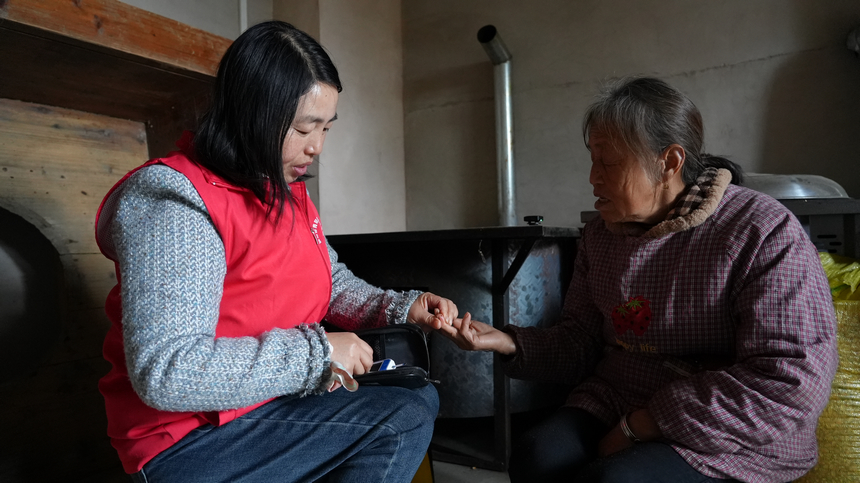 貴州鎮(zhèn)遠(yuǎn):“流動(dòng)診室”守護(hù)老年健康。