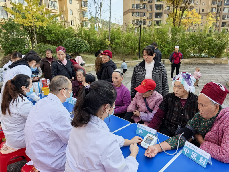 施秉縣組織當地老人集中體檢。