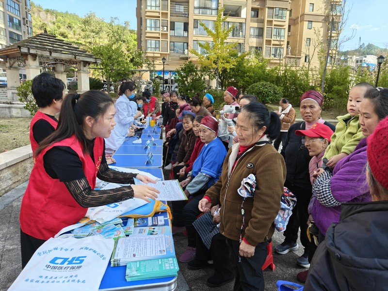 施秉縣醫保局工作人員向當地老人宣講健康知識。