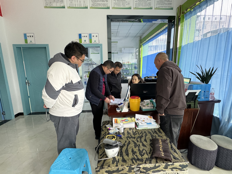 施秉縣衛生健康局到基層衛生院開展老年人體檢工作指導。