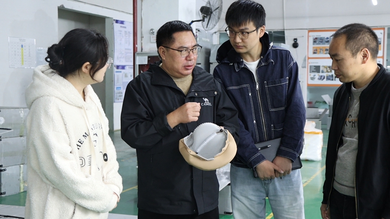 3、貴州婁山關經開區工作人員深入車間，主動開展服務。