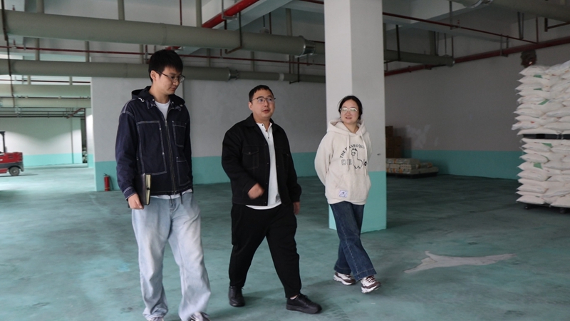 4、貴州婁山關經開區工作人員深入車間，主動開展服務。