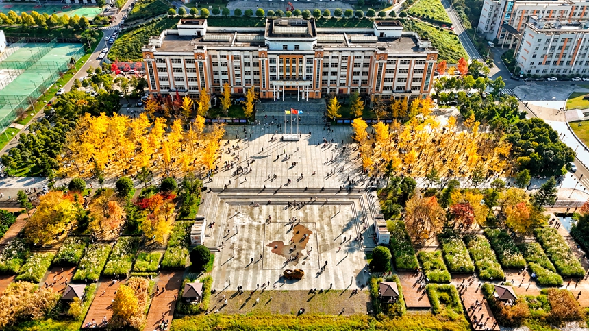 11月16日，六盤(pán)水明湖國(guó)家濕地公園旁的六盤(pán)水師范學(xué)院校園內(nèi)游人如織。