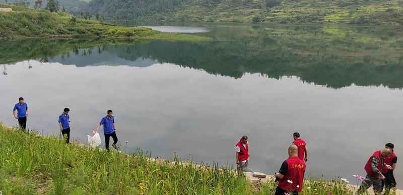 縣綜合行政執(zhí)法局與退役軍人志愿服務隊聯(lián)合開展巡河清河行動。