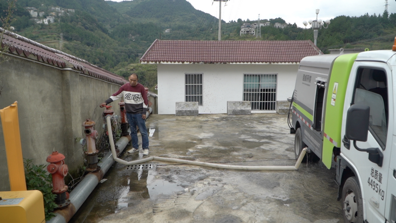 灑水車在接水。