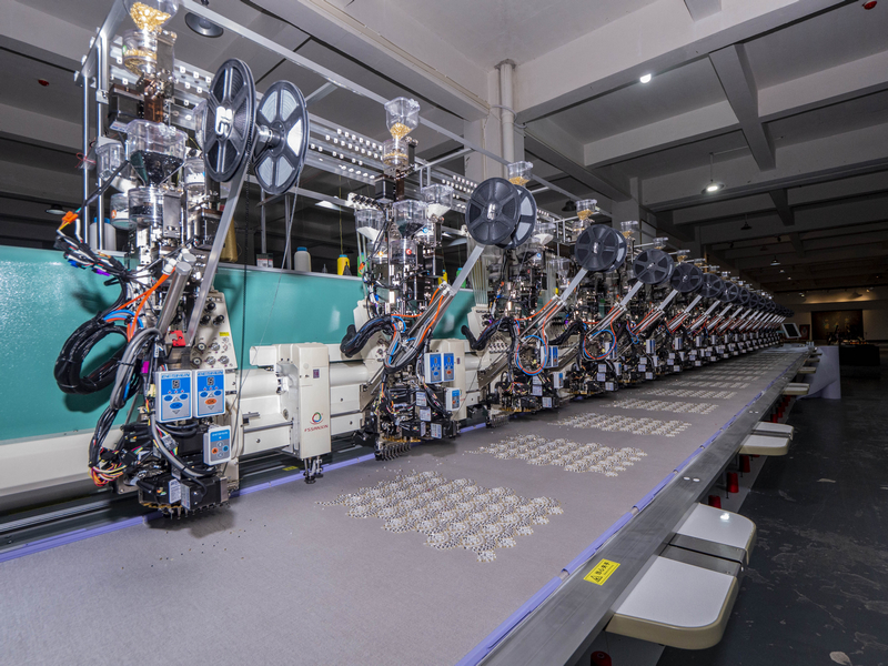 舞水云臺公司自動化生產車間正在為客戶趕制訂單。余軍攝