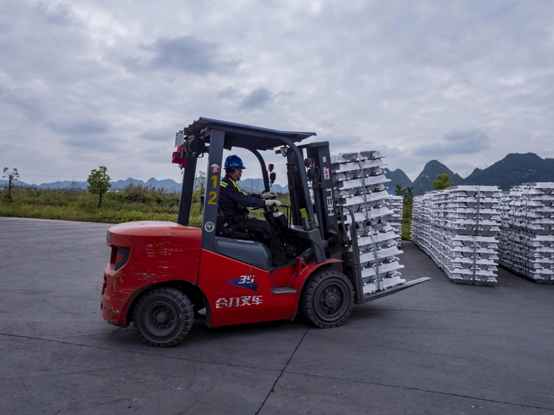 叉車司機正在轉運成品的鋁錠。余軍攝