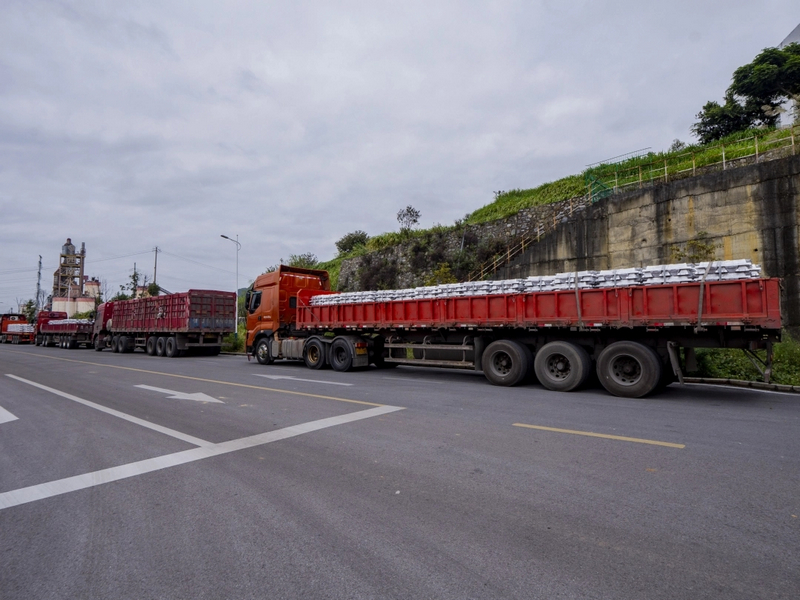 滿載成品鋁錠排隊出廠的車隊。余軍攝