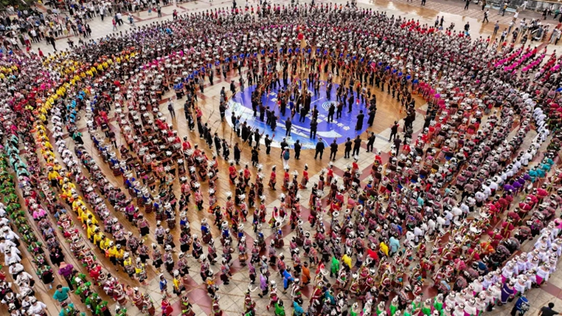 9月20日，身著傳統(tǒng)服飾的群眾在丹寨參加巡游展演。 楊武魁 攝.jpg