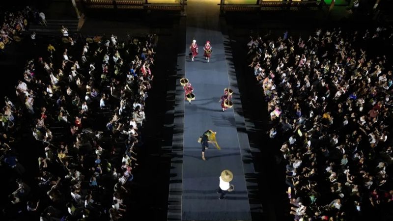 8月1日晚上，首屆貴州“村T”民族時裝周在凱里市苗侗風(fēng)情園銀帽廣場開幕。余天英 攝.jpg