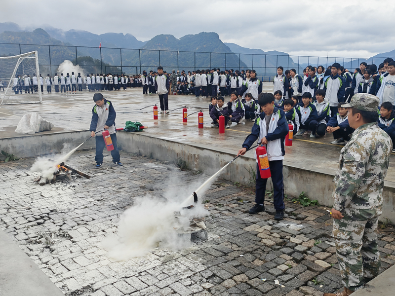 實操干粉滅火器。