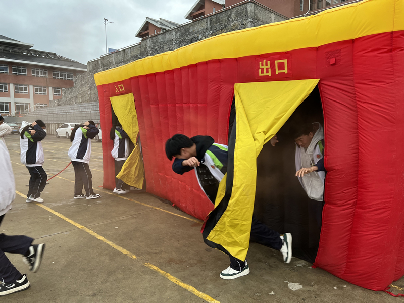 模擬消防通道撤離。