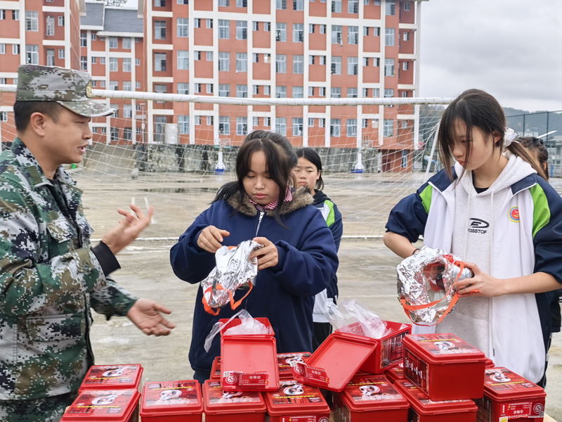 講解防毒面具使用方式。
