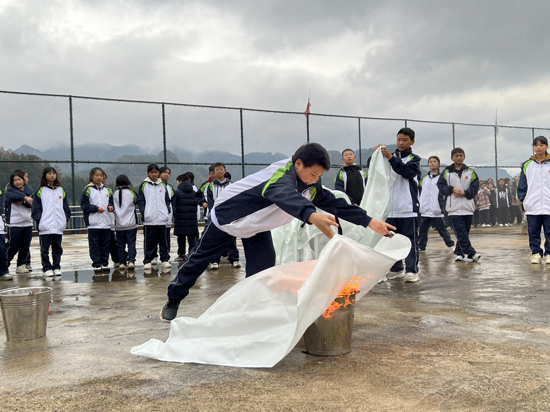 實操滅火毯滅火。