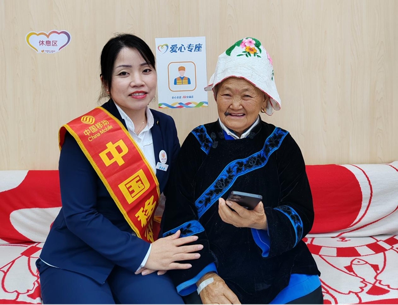 在營(yíng)業(yè)廳為老人提供愛心專座。