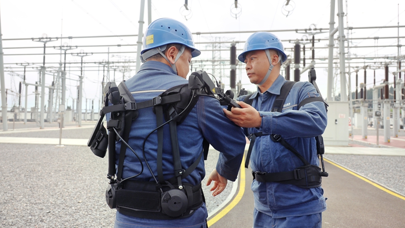 變電運維人員穿戴“省力機械手”。