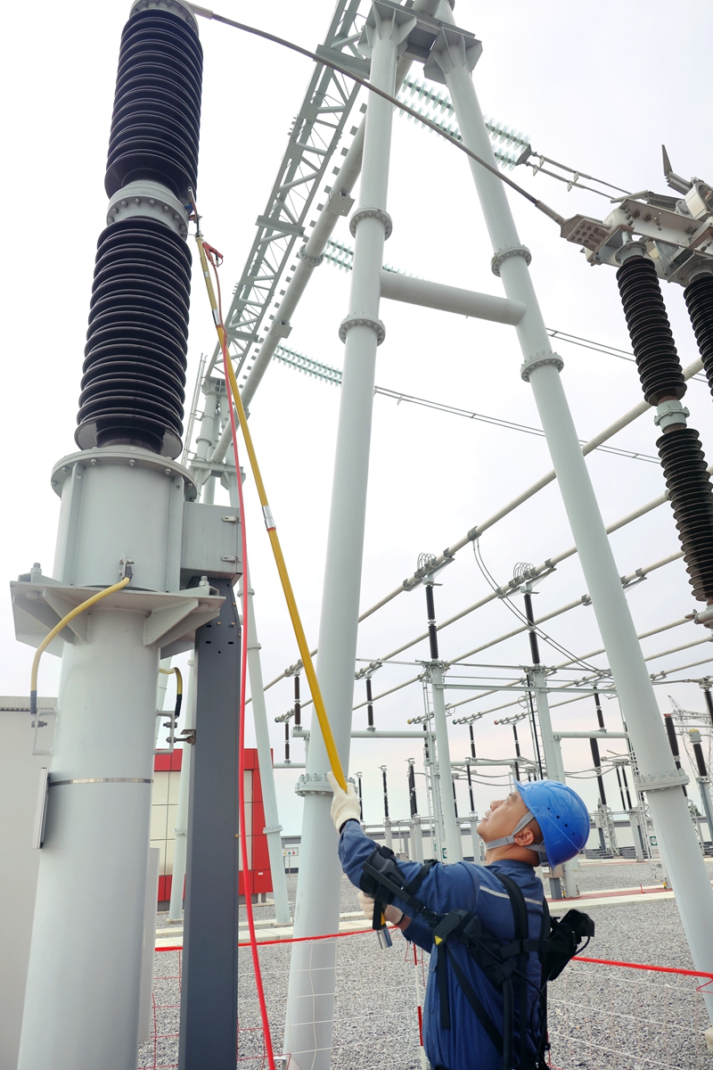 變電運維人員穿戴“省力機械手”對500 千伏變電設備進行巡檢。