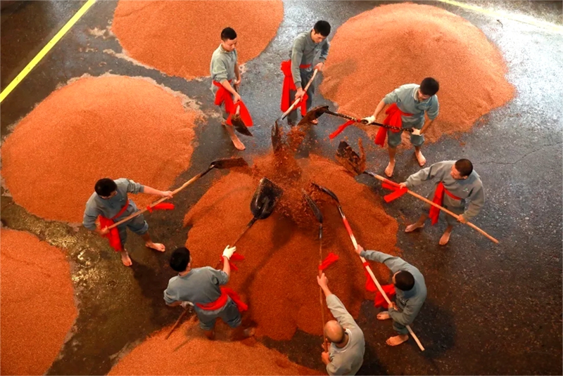 習(xí)水白酒企業(yè)生產(chǎn)車間熱鬧的生產(chǎn)場(chǎng)景。