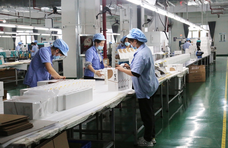 忙碌的白酒包材生產(chǎn)車間。