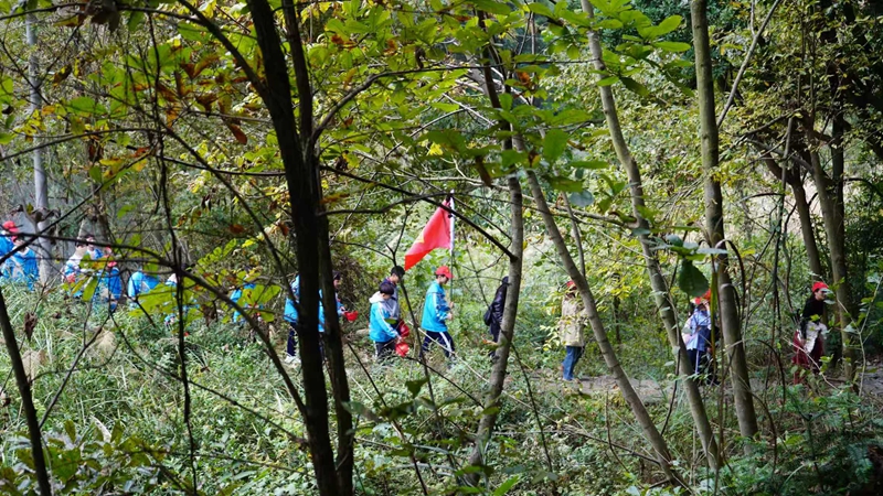 師生們在教官帶領下沿長征步道前行。陳昱攝