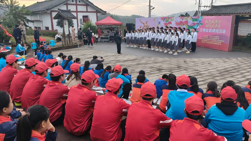 同學們合唱《游擊隊歌》。陳昱攝