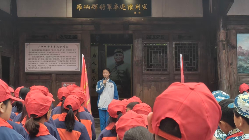 學生深情講述紅軍長征過金沙的崢嶸往事。陳昱攝