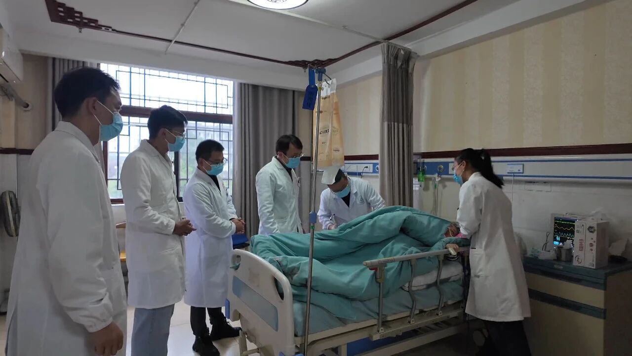 圖為普定縣人民醫院的專家正手把手帶教基層醫護。