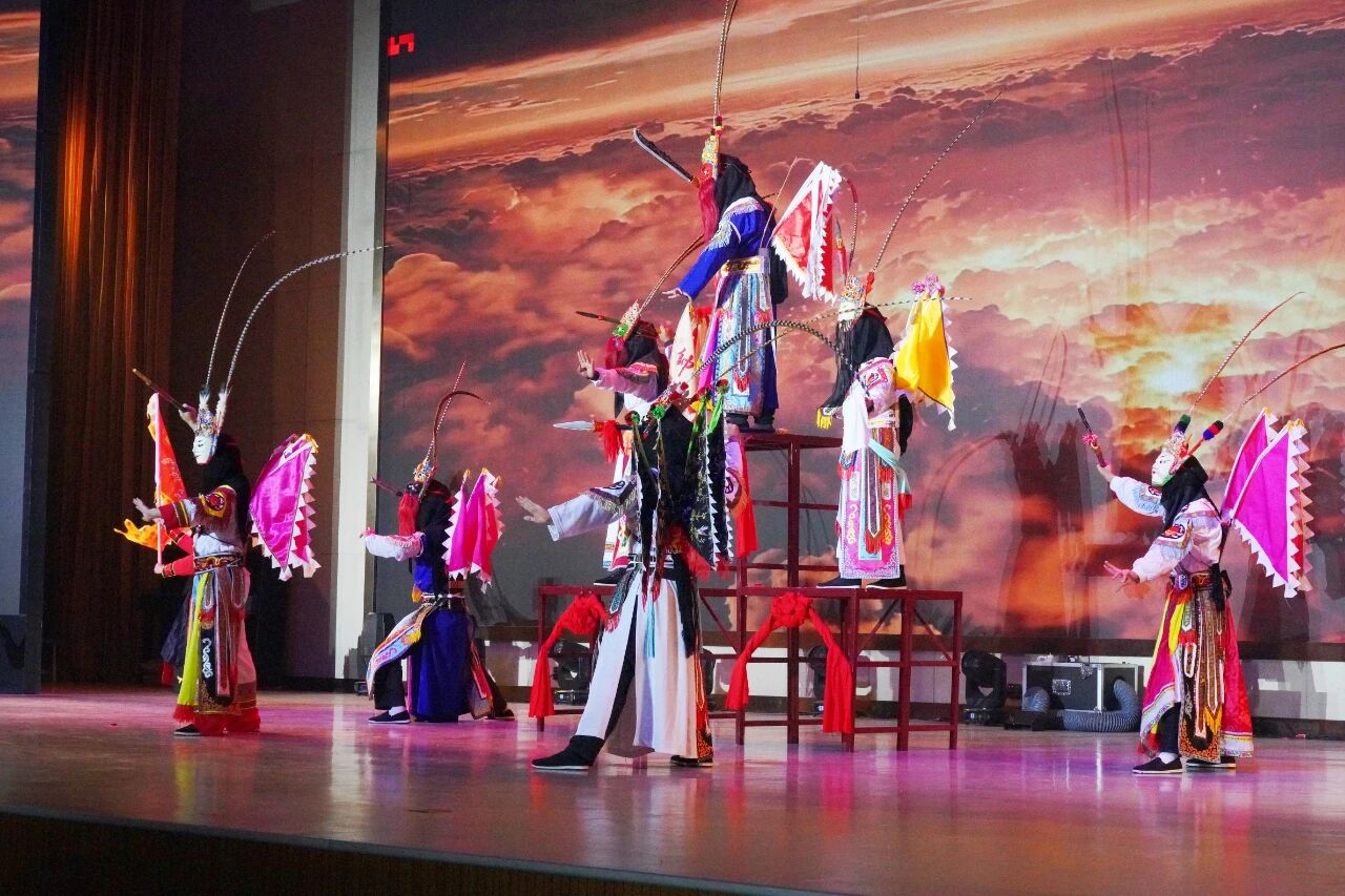 圖為高臺地戲表演。