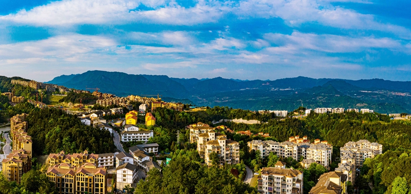 4、青山之間，寨壩鎮避暑旅居蓬勃生長。（羅金 攝）.jpg
